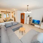 Spacious - With Terrace & Grill Apartamento