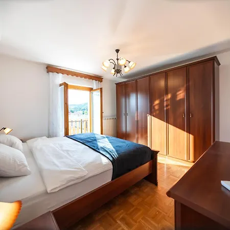 Appartement Spacious - With Terrace & Grill Senozece