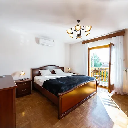Spacious - With Terrace & Grill Appartement Senozece