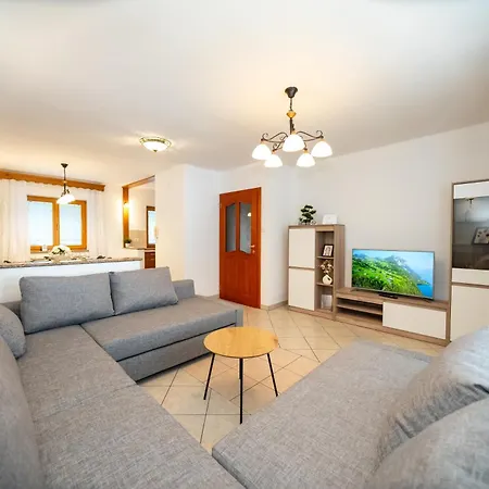 Spacious - With Terrace & Grill Apartma