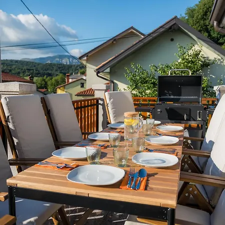 Spacious - With Terrace & Grill Appartement Senozece