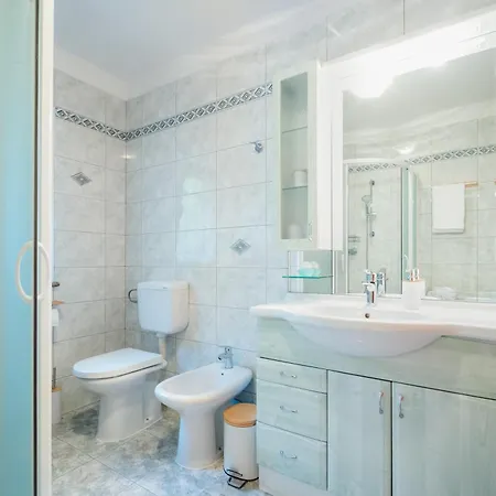 Appartement Spacious - With Terrace & Grill Senozece