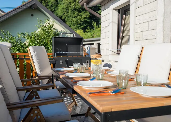 Apartma Spacious - With Terrace & Grill Senozece